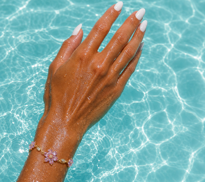 Douche, piscine, sport — il reste parfait